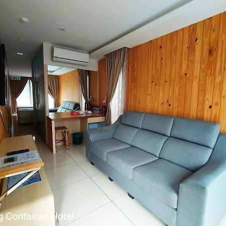Kluang Container Swimming Pool Hotel Extérieur photo