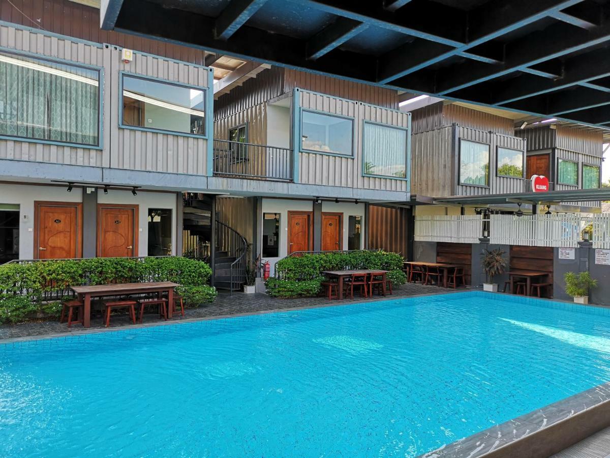 Kluang Container Swimming Pool Hotel Extérieur photo