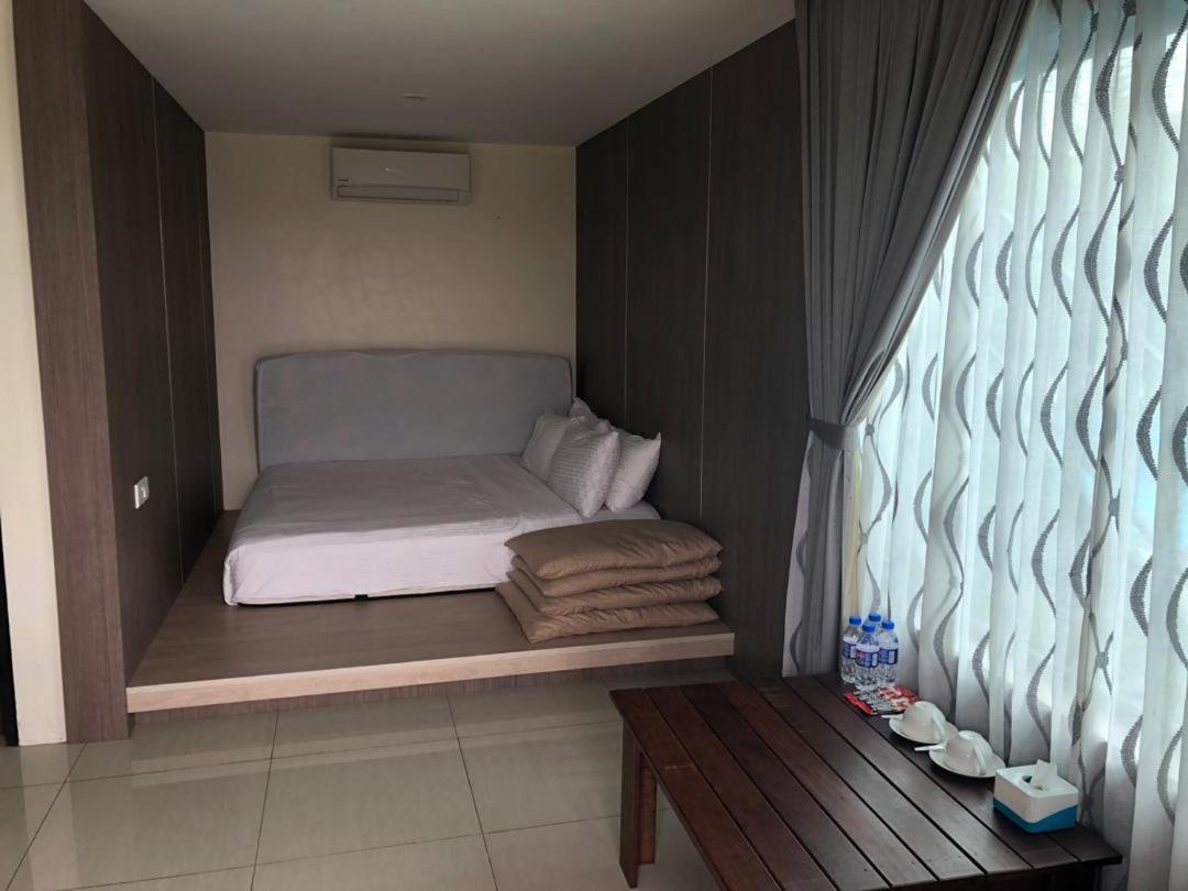 Kluang Container Swimming Pool Hotel Extérieur photo