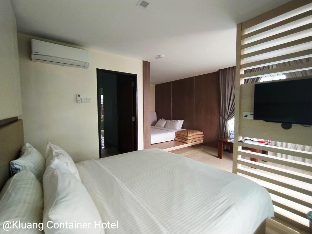 Kluang Container Swimming Pool Hotel Extérieur photo